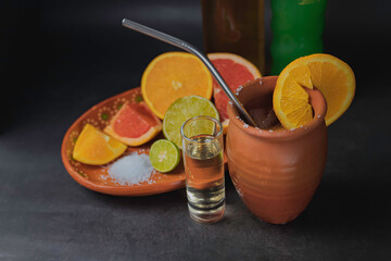 Cantarito, bebida mexicana del estado de Jalisco, elaborada a base de tequila y refresco de toronja, frutas cítricas, hielo y sal dentro de un recipiente de barro llamado cántaro. 