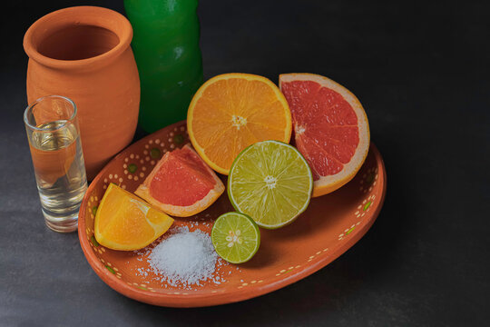 Cantarito, bebida mexicana del estado de Jalisco, elaborada a base de tequila y refresco de toronja, frutas c&iacute;tricas, hielo y sal dentro de un recipiente de barro llamado c&aacute;ntaro. 