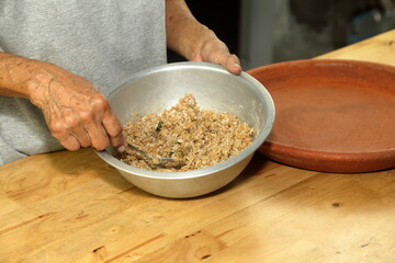 Mix the food scraps with the head of the food to feed the chicken
