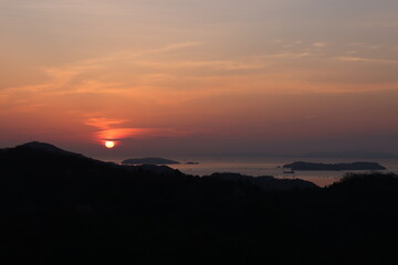 日本の岡山県瀬戸内市の迫門の曙の日の出