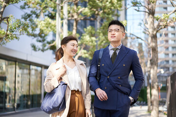 ビジネス街を歩くアジア人ビジネスパーソン