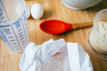 Mesa organizada para preparação de bolo