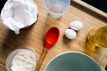Mesa organizada para preparação de bolo