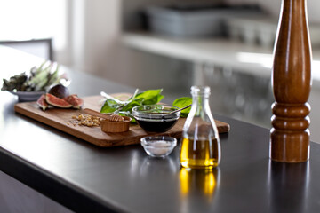 ingrédients d'une recette déposée sur une planche à découper en bois et comptoir en acier inoxydable