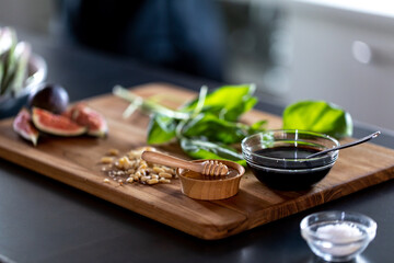 ingrédients et feuilles sur un table pour ajouter de la saveur à une recette