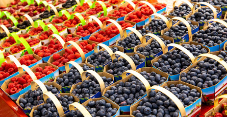 abondance de paniers de bleuets et framboises avec poignée produit de fin de saison