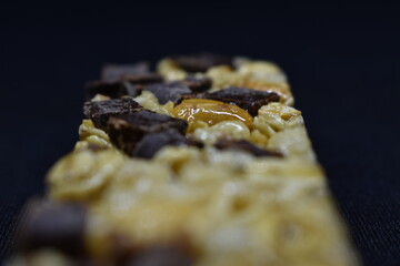 Barra de cereal con trozos de chocolate chocolate (Enfoque único)