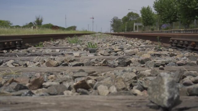 Perspectiva de los rieles de la v&iacute;a ferroviaria en una estaci&oacute;n de trenes de la provincia de buenos aires