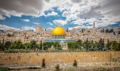 Obraz premium The Old city, Jerusalem. The Dome of the rock mosque in Jerusalem, the wall of the Old city, Jerusalém Israel March 2021 