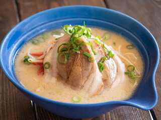 豚骨ラーメン。チャーシューと野菜たっぷりの日本の麺料理。