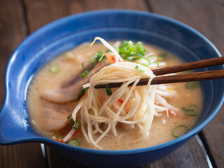 豚骨ラーメンのクローズアップ。チャーシューと野菜たっぷりの日本の麺料理。