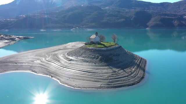 Vue a&eacute;rienne par drone du lac de Serre Pon&ccedil;on, France