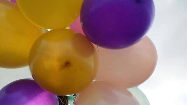 Multicolores globos con aire atados 