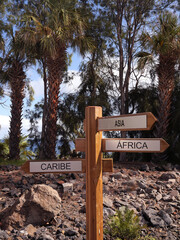 Znak wskazujący drogę na tropikalnej wyspie