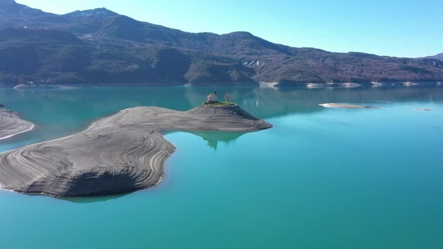 Vue a&eacute;rienne par drone du lac de Serre Pon&ccedil;on, France