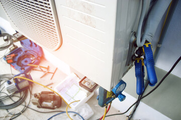 Check the air conditioner with a tool for measuring pressure and temperature.