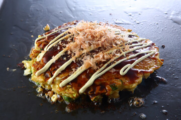 お好み焼きの調理過程　鉄板