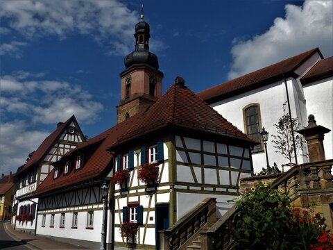 H&auml;user an der Hauptstrasse mit Kirchturm in Rheinzabern / S&uuml;dpfalz