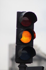 Sem&aacute;foro en amarillo en Madrid