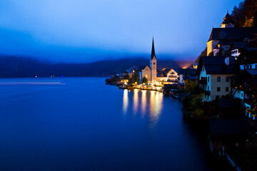 Fototapeta na wymiar Classic view of Hallstatt lakeside town in the Alps with beautiful Hallstattersee in Autria.