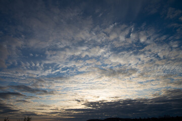 Fototapeta na wymiar ciel bleu au lever du soleil avec des nuages blanc et du ciel bleu