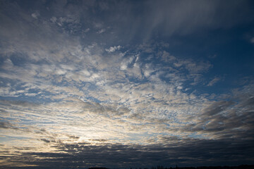 ciel bleu au lever du soleil avec des nuages blancs .