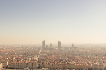 ville de Lyon en France soumise aux canicules et à la pollution à cause du réchauffement climatique - obrazy, fototapety, plakaty