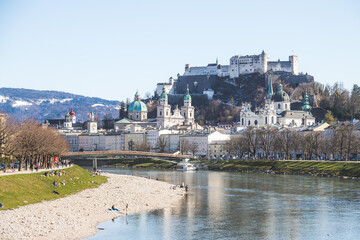 Obraz premium Salzburg spring time: Panoramic city landscape with Salzach with green grass and historic district