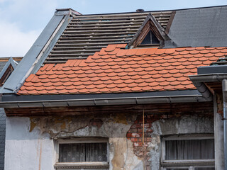 Dach wird Neu mit Dachziegel gedeckt