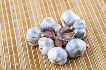 garlic white whole complex in a circle on the wooden background