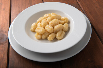 Piatto di deliziosi gnocchi di patate con burro e formaggio, Cucina Italiana 