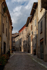 Gasse in der Altstadt von Castell'Arquato in der Emilia-Romagna in Italien