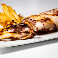 calamar al grill con papas y salsa mojo canario 