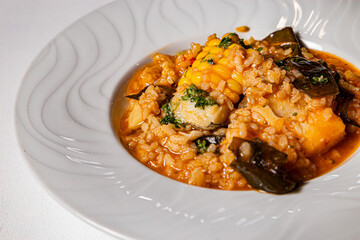 plato de arroz caldoso con pescado ideal publicidad gastronomica. concepto culinario meditarreno 