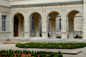 The forecourt of the Carnavalet museum in Paris. - obrazy, fototapety, plakaty