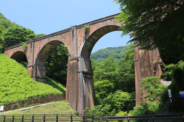 Fototapeta premium 碓氷峠廃線ウォーキング アプトの道のめがね橋、安中市、群馬県、日本