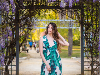 Mujer joven disfrutando de la primavera