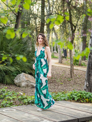 Mujer joven disfrutando de la primavera