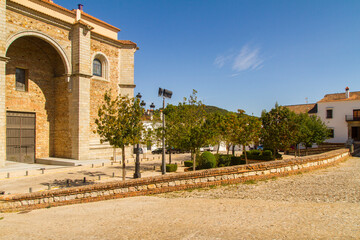 Obraz premium Catedral, Cathedral, Iglesia o Church con Torre o Tower en el pueblo de Aracena, provincia de Huelva, comunidad autonoma de Andalucia, pais de España