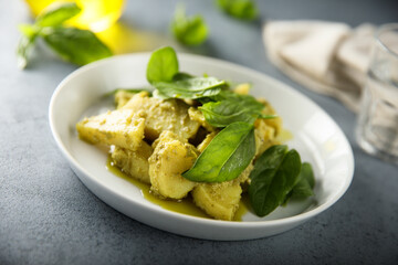 Potato salad with spinach and pesto sauce