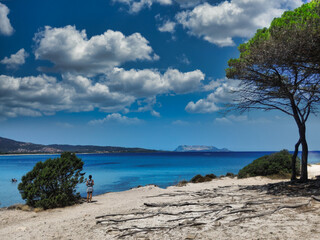 Bella Ragazza che  guarda la spiaggia di sant'anna a budoni, sardegna