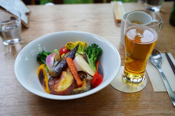 カフェで食べる食事とビール