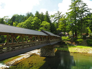 神社と川にかかる橋