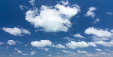 Obraz premium blue sky background with tiny clouds