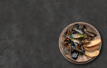 Mussels in sauce with toast