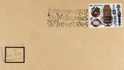 briefumschlag envelope vintage retro alt old northern irland ireland slogan werbung nordirland londonderry welcomes industires bbc mikrofon microphone braun papier paper lk radio