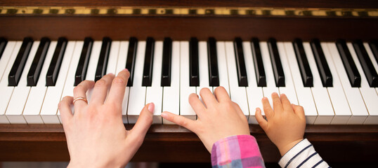 ピアノを弾く親子の手