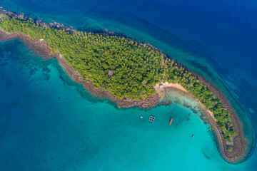Fototapeta na wymiar Green forest island sea with turquoise water