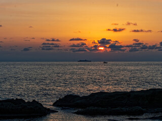 夕暮れの船のある海岸の風景
