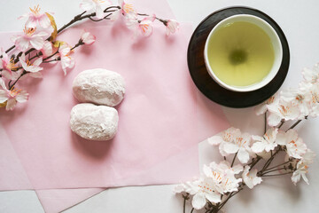 おいしそうな桜大福と日本茶。造花の桜の花。春の和菓子。俯瞰撮影。